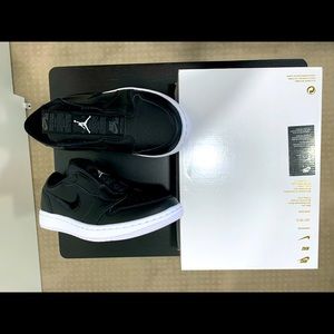 WOMENS SIZE 9 AIR JORDAN 1 RET LOW SLIP